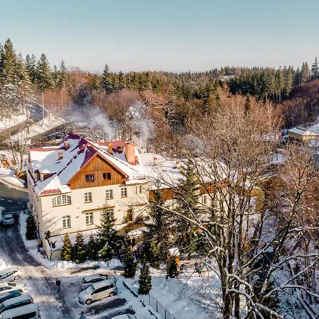 Alojamento de Acomodação e Pequeno-almoço Leśny Dwór 3*